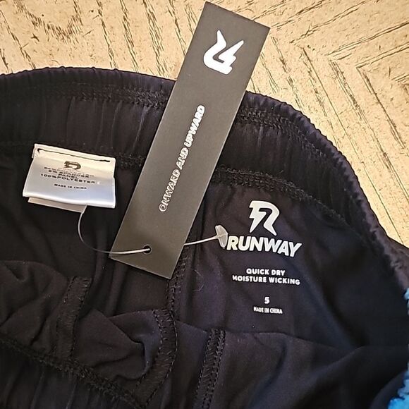 Boys quick dry shorts size 5 NWT Runway - Picture 2 of 5